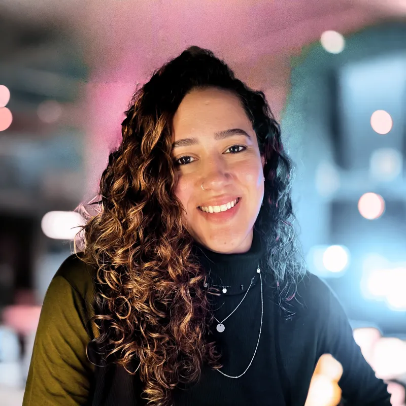 Raquel Gomes, fundadora da QGE Negócios Inteligentes, sorrindo